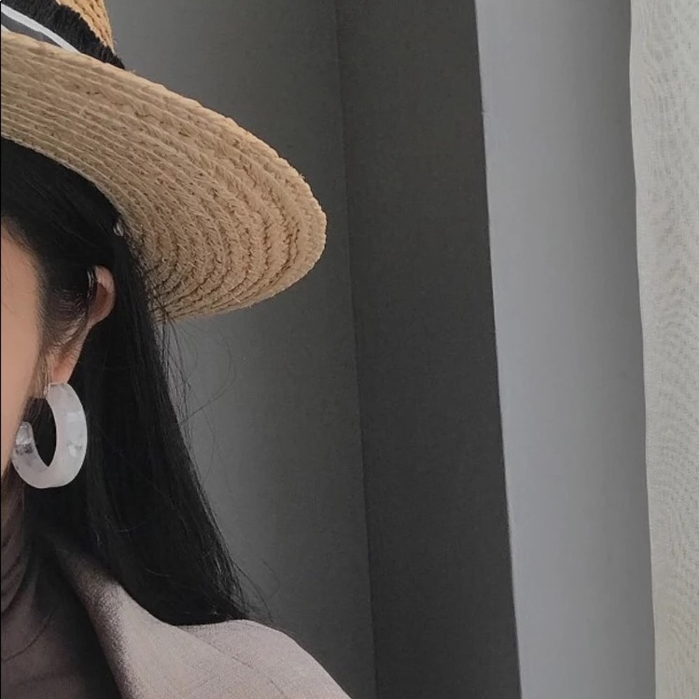 HP✨Half Moon Clear Marble Acrylic Hoop Earrings - Picture 4 of 5